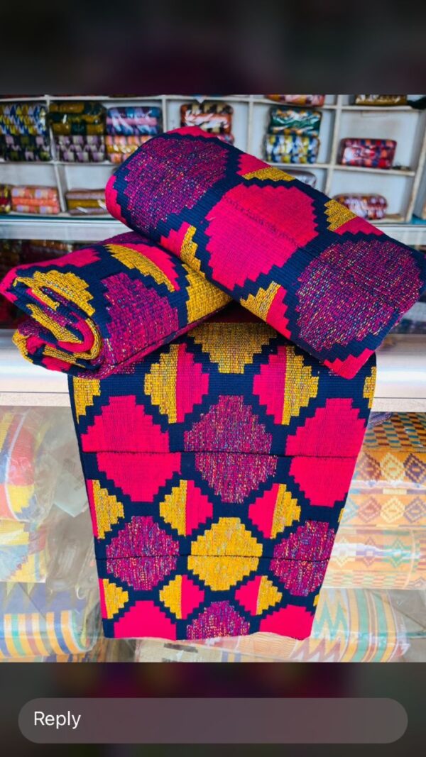 Obaakofo Mmu man kente